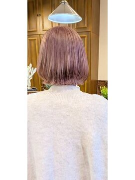 スモーキーピンクベージュ/あごラインボブ