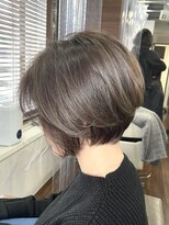 アンビエンテ(ambiente)&nbsp;前下がりショート　ハイライトアッシュ【坂根】