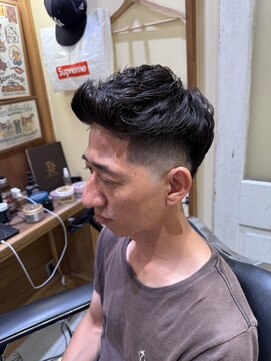 フォーコーナーズ(Four Corners) スペインカール/外人ヘア/フェード