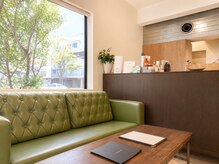 ディグ ヘアドレッシング(dig HAIRDRESSING)の雰囲気（明るくウッド調が落ち着く内観）