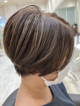 ゼル イオンタウン名西(ZELE) ハイライト入りショートボブ