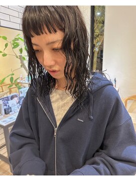 シフト(SHEEFT) マロンベージュぱっつん前髪ウェーブスタイル20代30代