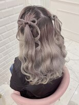 髪の毛でつくる、リボンハーフツイン×ウェーブ巻き＊まゆ