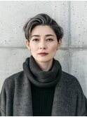 品格とモードを纏う、大人のグレージュショート