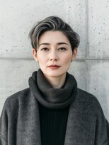 ボタン(botan)&nbsp;品格とモードを纏う、大人のグレージュショート