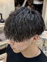 ボンドストーリールミエール(Bond Story lumiere) ツイストスパイラル縦落ちパーマ眉毛刈り上げラウンドマッシュ