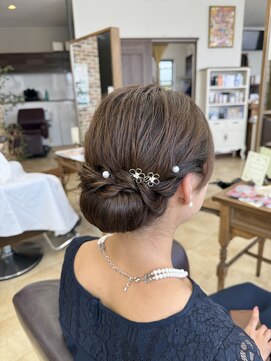 トップスタイル リッチ 結婚式のお呼ばれに上品シニヨンアレンジ