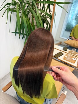 ブローチェラウカ(Broche lauka) 【広がり・パサつきに】触れたくなる柔らか極上ストレート