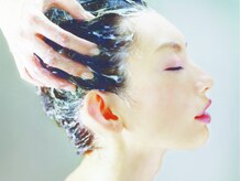 天然ハーブエキス配合の化粧水を使用したヘッドスパで美髪へ☆