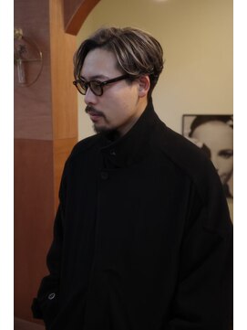 エディ(Edy) メンズホワイトシルバーニュアンスパーマ外国人風眉毛カット岡山