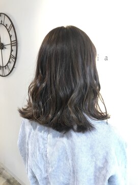 ルシア(Lucia) 切りっぱなし外ハネアッシュブラウン