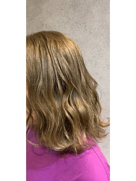 ヘアサロンM 新宿 ブロンドミルクティー