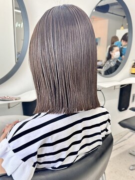 ヒビヲ(HIBIO) ショートボブミルクティーベージュブリーチダブルカラー横浜西口