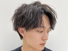 《波巻きスパイラルパーマはセンターパートとの相性抜群》清潔感のある印象で、ビジネスマンにも◎豊中