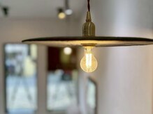 マユ(mayu)の雰囲気(木の温もりある落ち着いた店内)