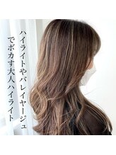 ハイライトやバレイヤージュを組み合わせ、大人ハイライトをデザインします。