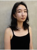 黒髪にナチュラルレイヤーのおしゃれミディアムスタイル。