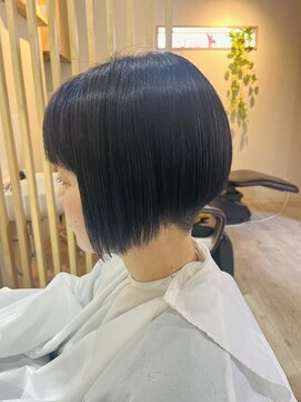 ウル(Ulu') 襟足スッキリ刈り上げ×前下がりボブ