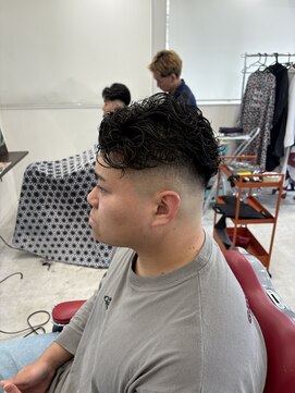 キューカンバー(CUCUMBER) オールバックパーマ　スキンフェード　メンズ