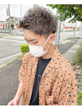 ラドンナアデッソ(LA.DONNA ADDESSO) パーマ風アップバングとマットシルバー