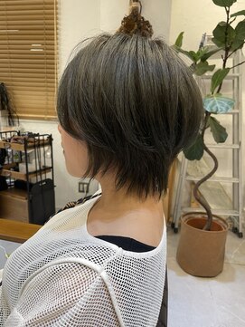 チリンバイロストシティー(Chillin by LOSTCITY) ショートボブインナーカラー白髪ぼかしハイライト