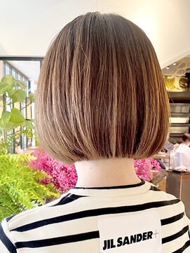 ラーサ(LaHzA) 前下がりショートボブミニボブミルクティーベージュハイトーン