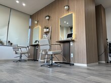 サロン ド ボーテ リアン(salon de beaute Lien)の雰囲気（木目調のナチュラルな店内で心から満足いくスタイルを提供）