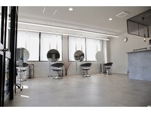 シムス(SIMS)の雰囲気（仕上がりを確認しやすい明るい店内です。）