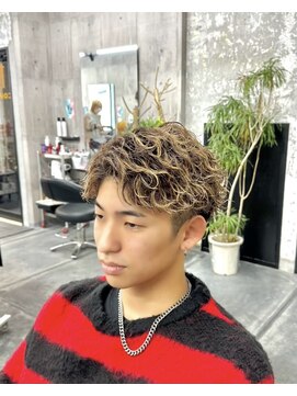 コワファースト長崎シャンプーボーイ 2nd(COIFF1RST 長崎 SHAMPOO BOY) 刈り上げマッシュメンズカットスパイラルパーマフェザーパーマ