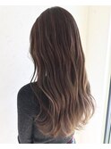 透明感と品のある大人グレージュ