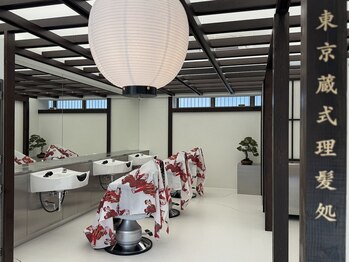 トウキョウ クラシック バーバー タウン(TOKYO CLASSIC BARBER TOWN)の写真/表参道の洗練空間「東京蔵式理髮処」。眉とフェードで、風格漂うビジネスマンへ[バーバー/理容室/眉毛]