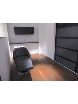 落ち着きのあるプライベート空間での施術、どうぞ安心して髪をおまかせくださいませ。