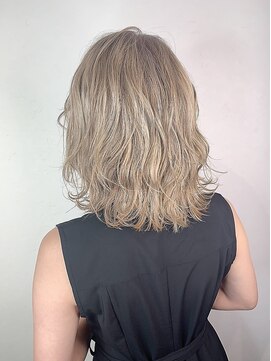 モーション 新宿(motion) ホワイトベージュ