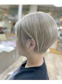 前下がりショートボブブリーチミルクティー40代似合わせカット