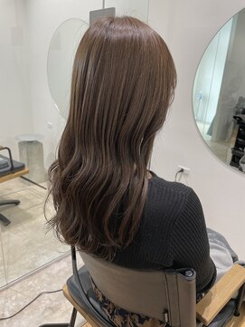 ヒトノワ(Hito.nowa) オシャレなロングには柔らかいグレーベージュカラー