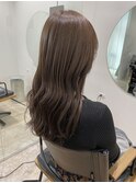 オシャレなロングには柔らかいグレーベージュカラー
