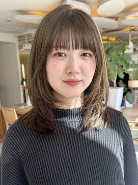 ビーチ(BEACH) 透明感オリーブベージュミディアムレイヤー