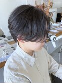 抜け感たっぷり　暗髪センターパートショート