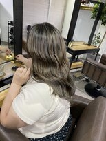 外国人風バレイヤージュ　ハイライトカラー　アッシュベージュ