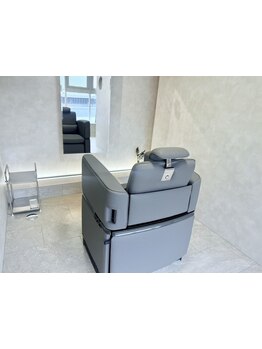 個室空間の自然光が入り込む贅沢空間。マンツーマン接客で周りを気にすることなく非日常の時間に◎