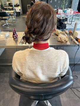 スノウ(SKNOW) ヘアアレンジ　サイドアップ　シニヨン　サイドシニヨン