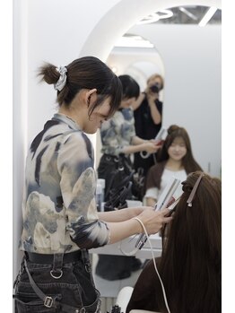 メラ 原宿(MELA)の写真/カウンセリング重視で理想の髪へ。丁寧なマンツーマン施術女性スタイリスト多数在籍で安心☆レイヤーカット