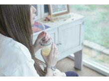 リラックスしていただける眺めのいい待合です。