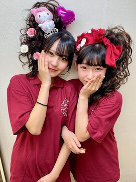 ヘアセットアップス(UP's) 文化祭にみんなで『 盛り髪♪ 』アクセいっぱいで楽しい(*^▽^*)