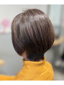 アンジー(Angee) ツヤとまとまりを引き出した大人のショートスタイル