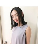 輪郭を隠して小顔になれるセンターパートワンレン外ハネボブ
