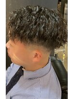 フランクスバーバー アンド ビアークラブ(FRANK'S BARBER and BEER CLUB)&nbsp;波打ちツイストスパイラルロースキンフェードセンターパート I