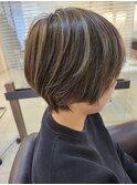 細めハイライトカラーでグレーベージュボブのコントラストカラー