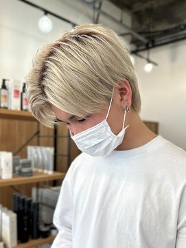 エルマーク 梅田(L-MARK) ホワイトハイライトツイストパーマアップバング短髪メッシュ