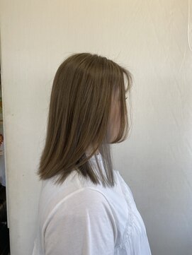 ジュリア(Giulia) ブリーチなしダブルカラーハイベージュ♪透け感たっぷりで可愛い